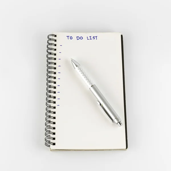 Notebook con pluma escribir para hacer lista de palabras — Foto de Stock