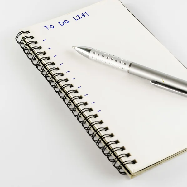 Записная книжка с ручкой для составления списка слов — стоковое фото