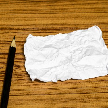 Kağıt hurda kurşun kalem ile