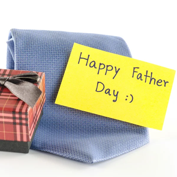 Corbata y caja de regalo con etiqueta de tarjeta escribir feliz día del padre palabra —  Fotos de Stock