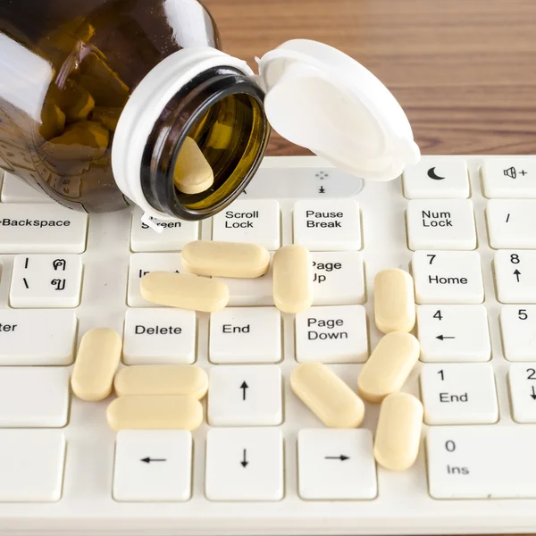 Pastillas en el ordenador del teclado — Foto de Stock