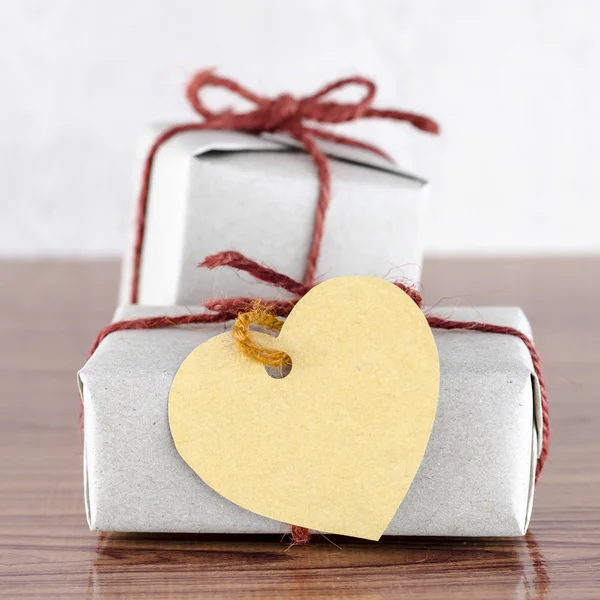 Confezione regalo marrone con cartellino del cuore — Foto Stock