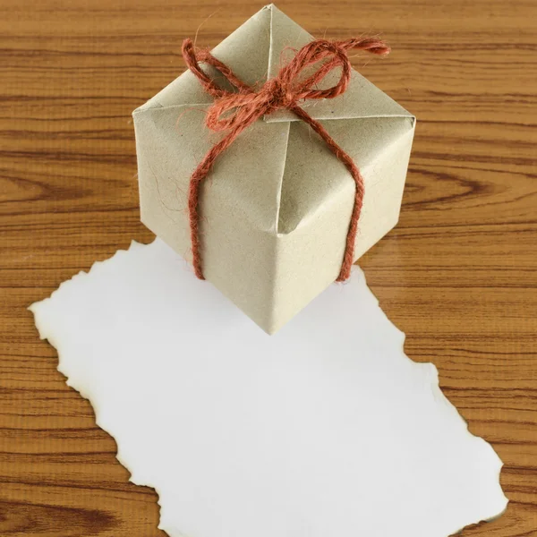 Caja de regalo con papel — Foto de Stock