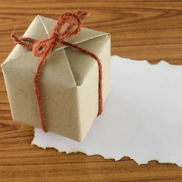 Caja de regalo con papel — Foto de Stock