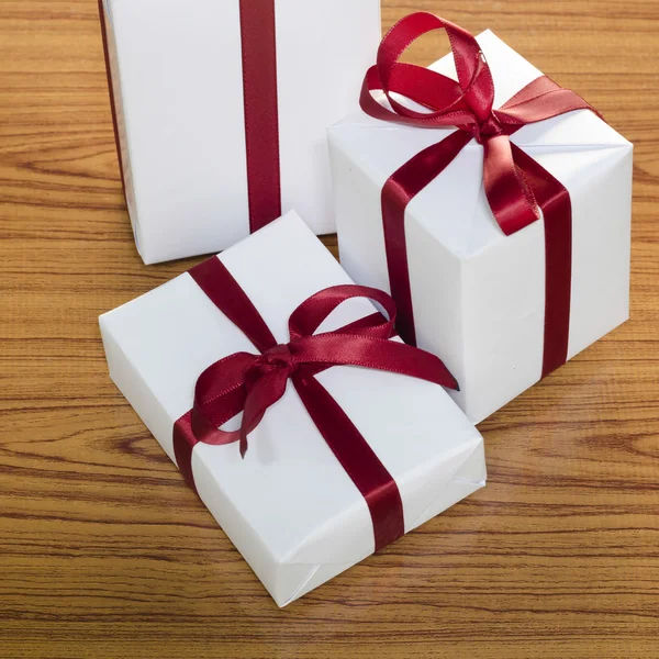 Caja de regalo blanca con cintas rojas —  Fotos de Stock