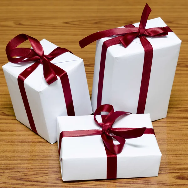 Caixa de presente branco com nervura vermelha — Fotografia de Stock