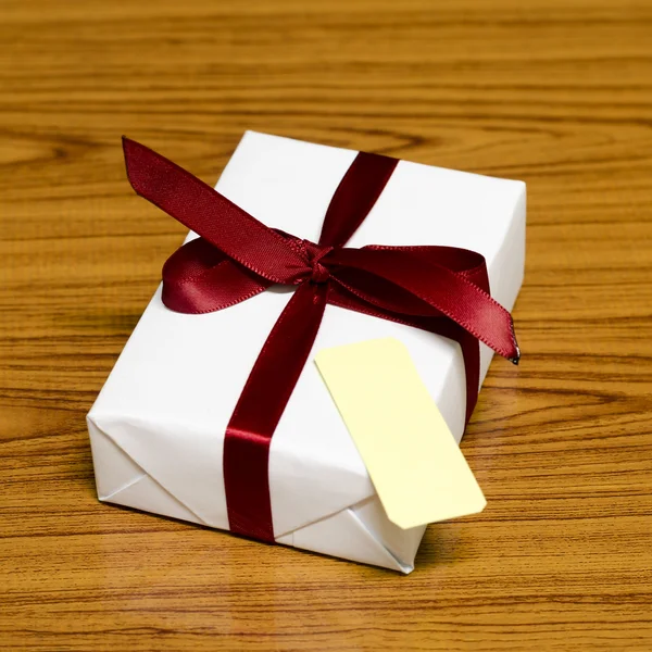 白色礼品盒和带有标记的红色 ribbin — 图库照片