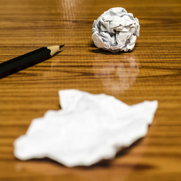 Chatarra de papel y arrugado con lápiz — Foto de Stock