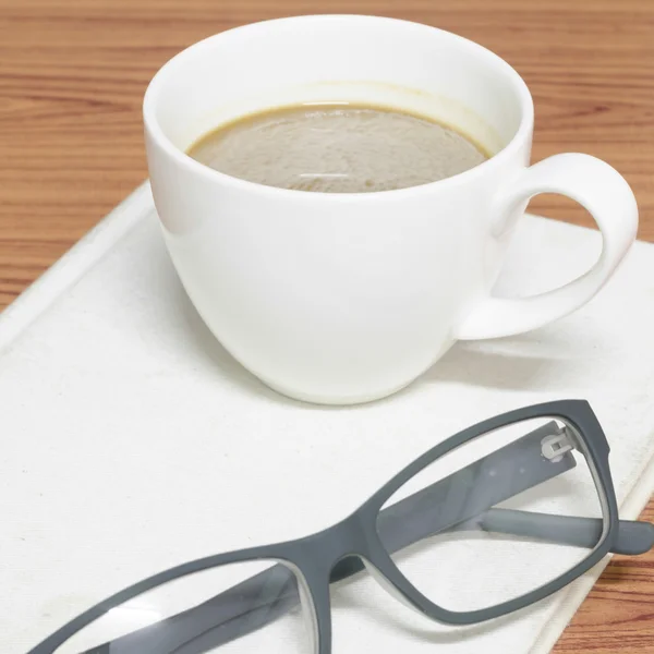 Tazza di caffè e taccuino con bicchieri — Foto Stock