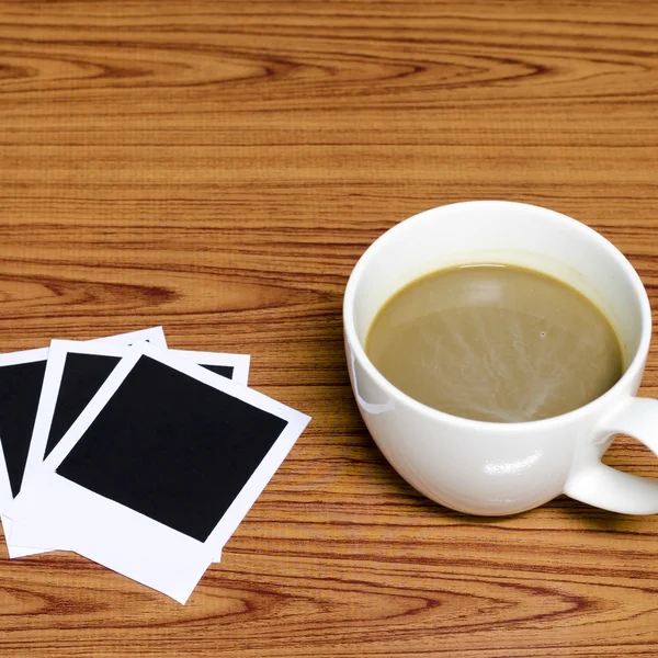 Koffiekopje met fotolijstjes — Stockfoto