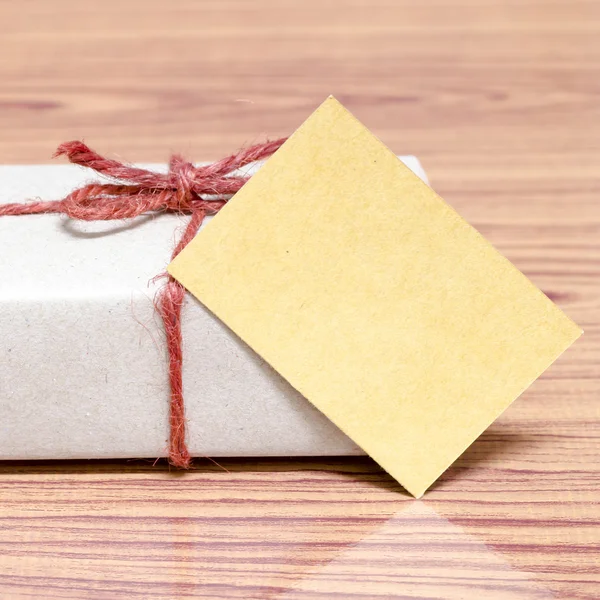 Kahverengi hediye kutusu ve kart — Stok fotoğraf