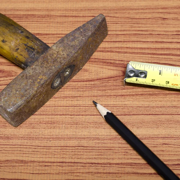 Hammer Maßband und Bleistift — Stockfoto