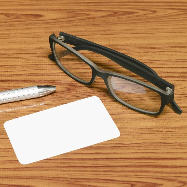 商务卡和戴着眼镜的钢笔 — 图库照片