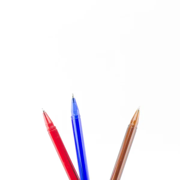 Stylos colorés isolés sur blanc — Photo