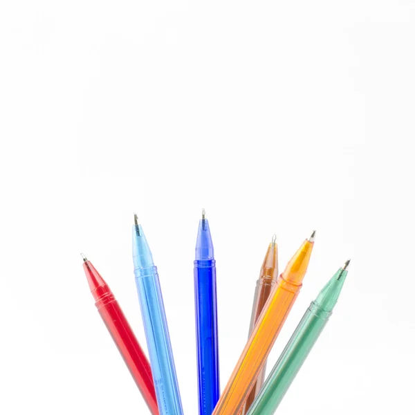 Stylos colorés isolés sur blanc — Photo