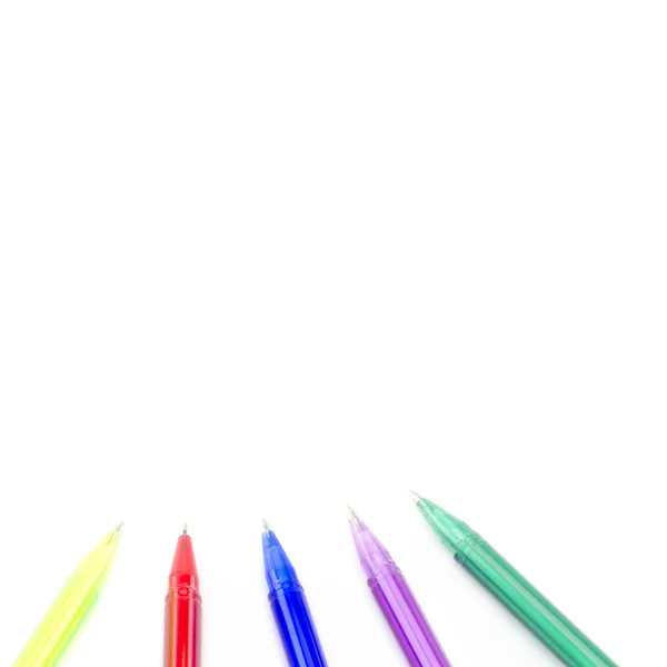 Πολύχρωμα στυλό που απομονώνονται σε λευκό — Φωτογραφία Αρχείου