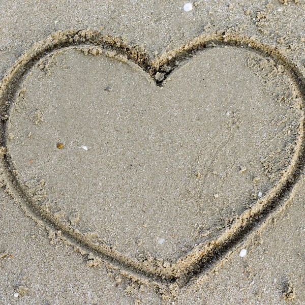 Ein Herz im Sand am Strand — Stockfoto