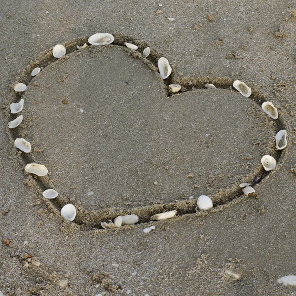 Serce na piasku na plaży — Zdjęcie stockowe