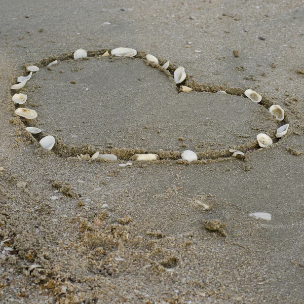 Un cuore sulla sabbia in spiaggia — Foto Stock