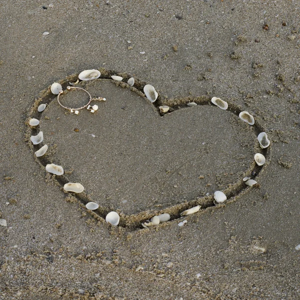 Een hart op het zand in het strand — Stockfoto