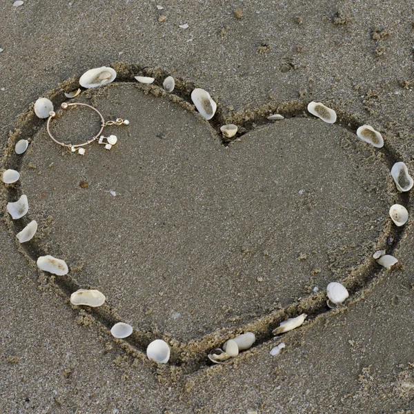 Un cœur sur le sable de la plage — Photo