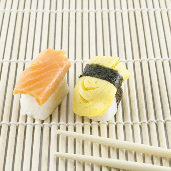 Verse sushi traditioneel japans eten — Stockfoto