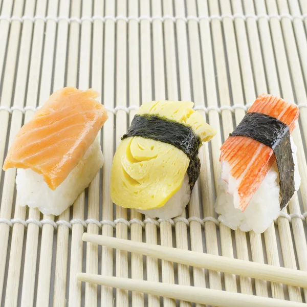 Verse sushi traditioneel japans eten — Stockfoto
