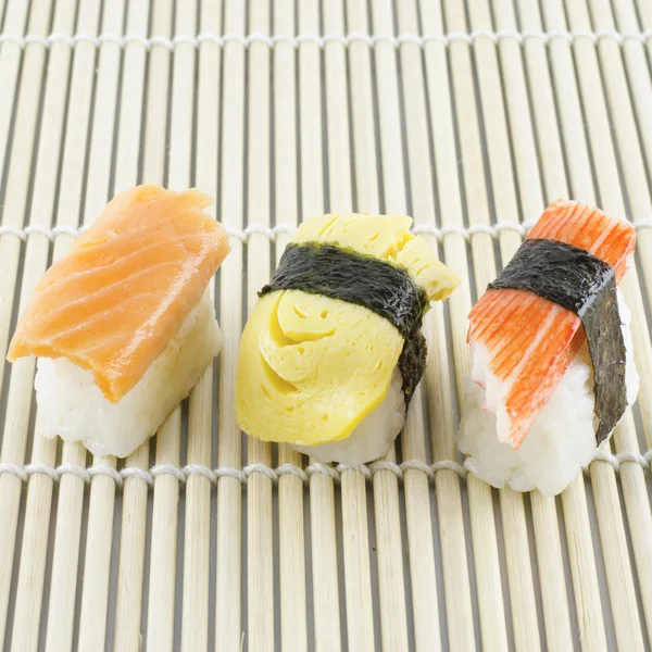 Φρέσκο σούσι παραδοσιακό ιαπωνικό φαγητό — Φωτογραφία Αρχείου