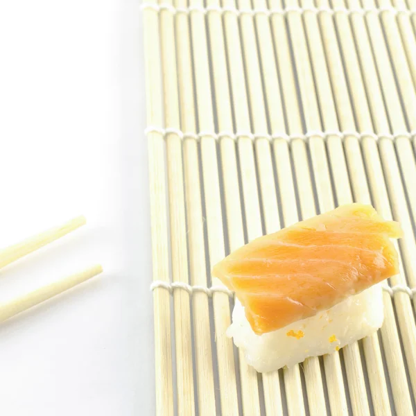 Verse sushi traditioneel japans eten — Stockfoto