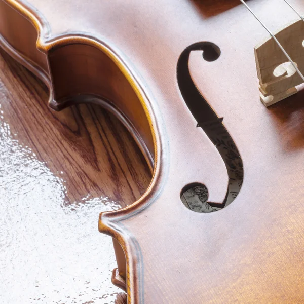 Violino sobre fundo de madeira — Fotografia de Stock