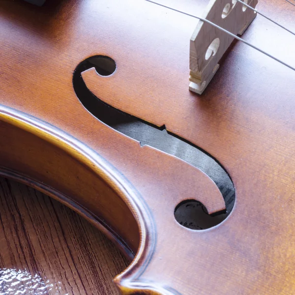 Violino su fondo legno — Foto Stock