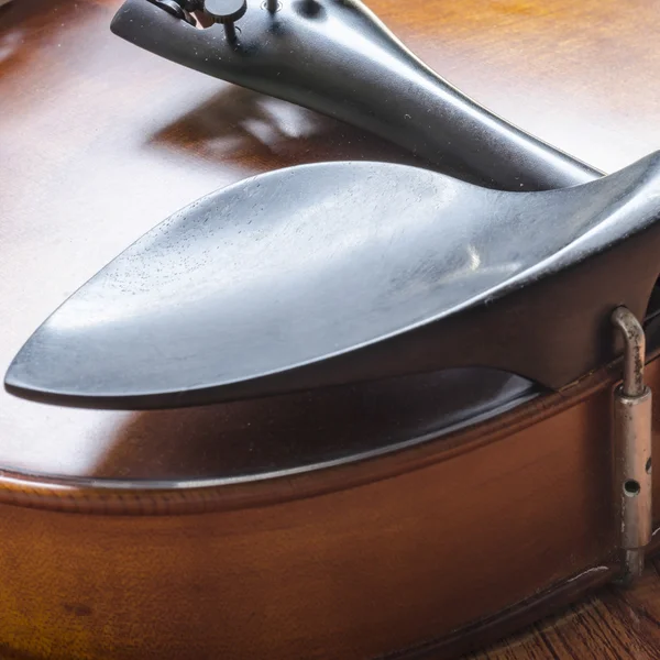 Violino sobre fundo de madeira — Fotografia de Stock