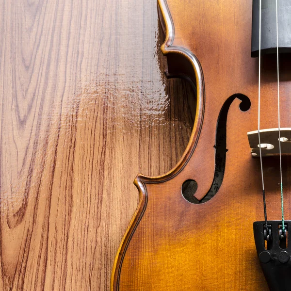 Violino sobre fundo de madeira — Fotografia de Stock