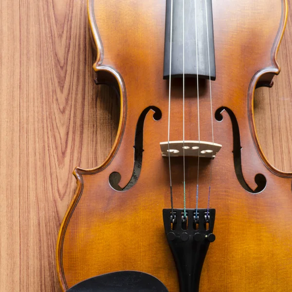 木材の背景にヴァイオリン — ストック写真