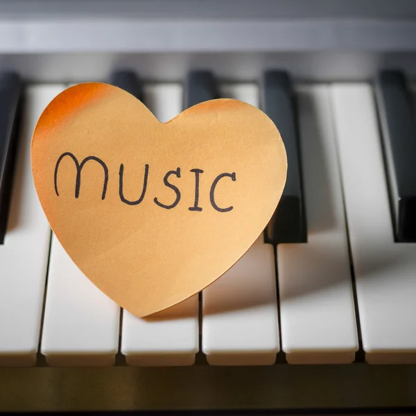 Pianoforte e cuore — Foto Stock