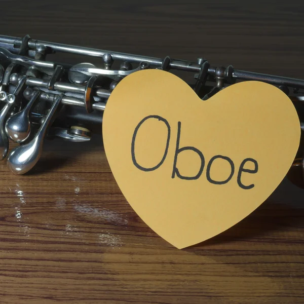 Oboe su fondo di legno — Foto Stock