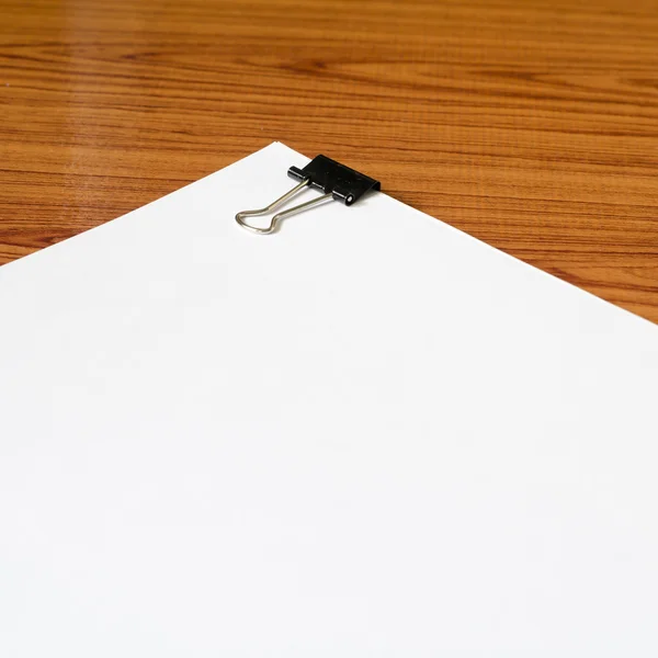 Белая бумага на дереве — стоковое фото