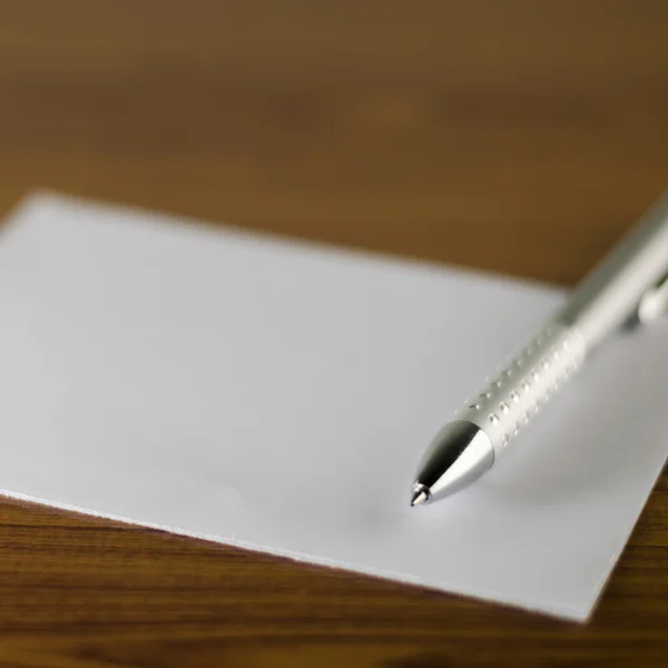 Ручка с белой бумагой — стоковое фото
