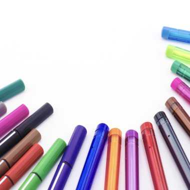 renkli kalem üzerinde beyaz izole