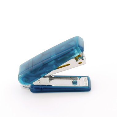 beyaz izole mavi zımba makinesi