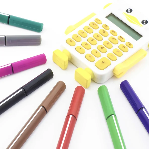 सफेद पर अलग कैलकुलेटर के साथ रंगीन पेन — स्टॉक फ़ोटो, इमेज