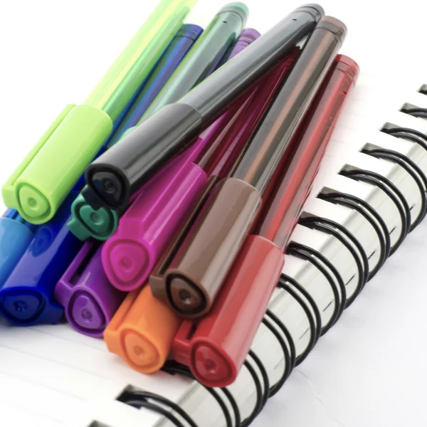 Красочная ручка с блокнотом изолированы на белом — стоковое фото