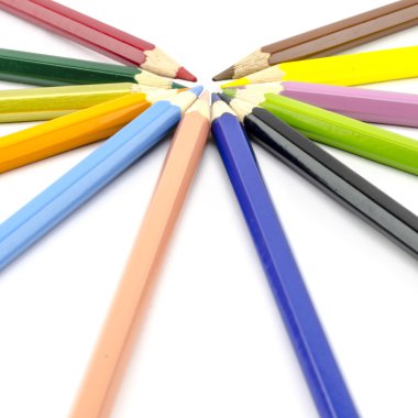 beyaz üzerine izole edilmiş renkli kalemler