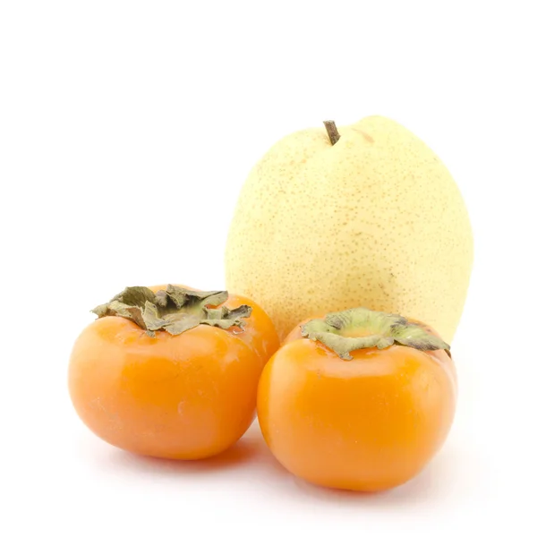 Chinees pear en twee persimons geïsoleerd op wit — Stockfoto