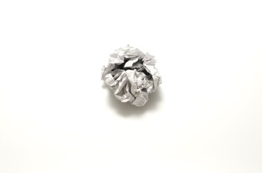 Beyaz buruşuk kağıt topu