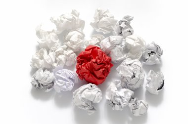 Beyaz buruşuk kağıt topu ve farklı kırmızı buruşuk kağıt topu