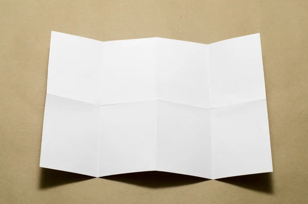 Пустая белая скомканная бумага — стоковое фото