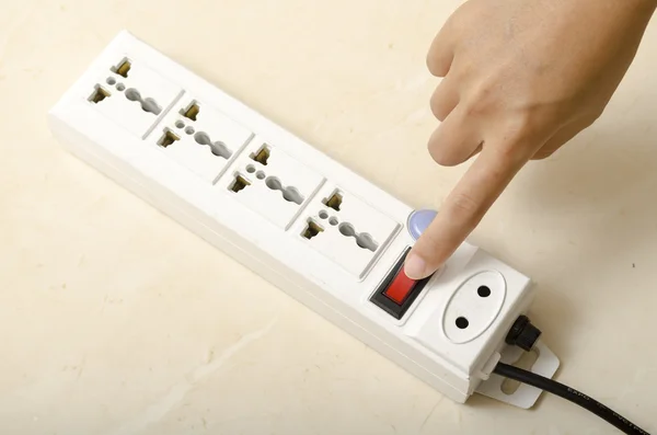 Hand inschakelen meerdere socket plug schakelen — Stockfoto