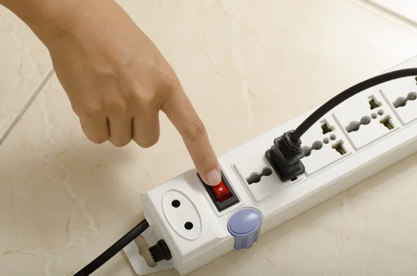 Hand inschakelen meerdere socket plug schakelen — Stockfoto