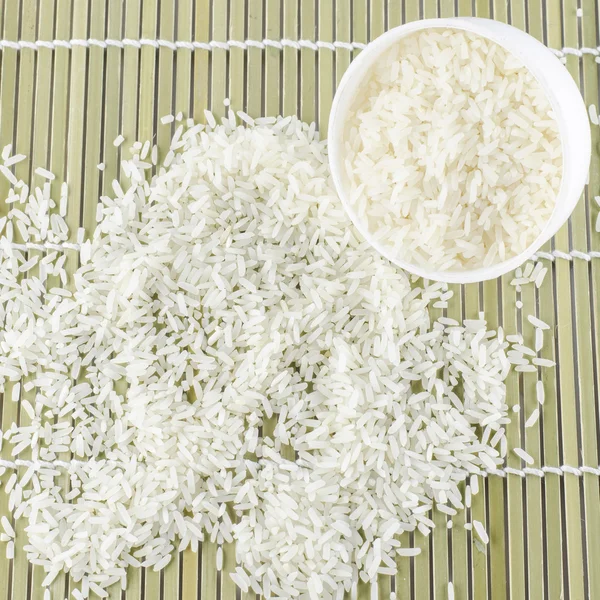 Nasi mentah dalam mangkuk mini — Stok Foto